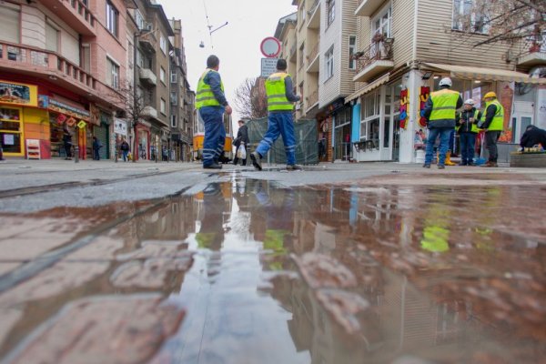 Авария на ул. "Граф Игнатиев&ldquo; предизвика нови ремонтни дейности в центъра на София. Наложи се да бъде прекъснато водоснабдяването на 6 сгради. Снимка: Димитър Кьосемарлиев, Dnes.bg