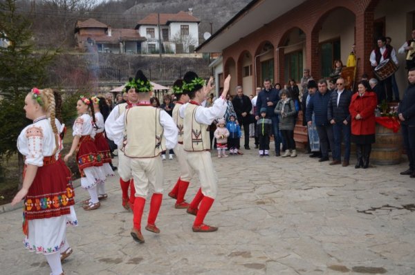 Министърът на земеделието, храните и горите Десислава Танева присъства на ритуалното зарязване на лозя в село Нисово, област Русе, по случай празника Трифон Зарезан. Снимка: БГНЕС/МЗХГ