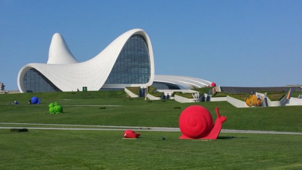 Ккултурният център &quot;Гайдар Алиев&quot;, създаден от легендарната Заха Хадид. Снимка: Pixabay