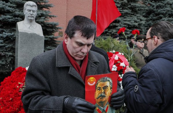 В Москва също отбелязаха годишнината от смъртта на съветския лидер. Снимка: БГНЕС