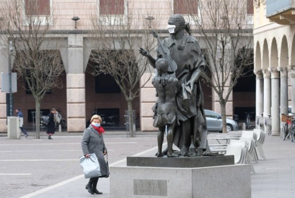 Жена с маска преминава покрай почти празен централен площад в италианския град Кремона. Мерките срещу коронавируса в Италия остават изключително сериозни, но расте и броят на заразените. Снимка: БГНЕС
&nbsp;
