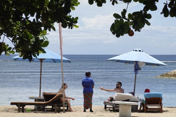 Туристи си почиват на прочутия остров Бали. Въпреки заплахите от коронавирус все още доста европейци почиват на една от най-популярните дестинации в света. Снимка: БГНЕС