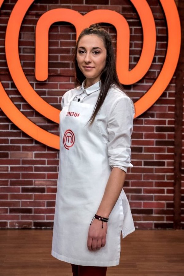 Елени Александрова, 28 г., човешки ресурси, София
&nbsp;
Когато е на 14 години, заминава за Италия със семейството си. Кулинарните традиции там я вдъхновяват самата тя да започне да готви. Работила е като сервитьор в два ресторанта. Искала е да си отвори свое местенце, но от банката не й отпуснали кредит. Върнала се е в България преди 5 години. Мечтата й за собствен ресторант или пекарна още е жива, затова се е прицелила в 100-те хиляди лева от MasterChef. Обича предизвикателствата, а и по душа е авантюрист &ndash; кара кайт сърф, кану и ходи на риболов. Снимка: bTV