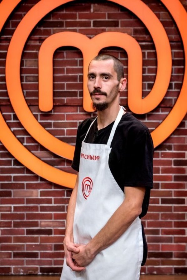 Красимир Низамов, 34 г., София/Велико Търново
&nbsp;
Израснал е в Овча Купел, в семейство с голяма страст към кулинарията. От малък е помагал в готвенето на бабите си. Това създава в него афинитет към вкусната храна и събужда желание да готви сам още от втори клас. След като среща жена си, решава да направи промяна в живота си. Напуска София и работа си и се мести във Велико Търново. След раждането на двете му деца, осъзнава, че моментът да следва мечтите и влеченията си е настъпил. Често чете на малките книжката &bdquo;Как дядо Желе откри пътя на усмивките&ldquo;&nbsp; и мечтае също като героя да открие своя път към щастието. Затова се впуска в предизвикателството MasterChef. Иска да спечели титлата, а наградата ще му даде възможност да финансира и други свои мечти като дървообработката. Снимка: bTV