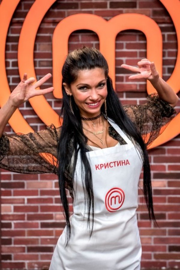 Кристина Казакова, 31 г., модел, танцьор и хореограф, София
&nbsp;
Израснала е в строга среда с майка педагог и баща полицай. На 11-годишна възраст е станала модел. На 19 години е спечелила международен конкурс за най-красиво тяло и снимала за множество списания. В момента е танцьор и хореограф в балет. Започнала е да готви, след като заживяла със съпруга си. Има син на 7 години. В момента дели времето си между България и Италия. Кристина е убедена: &bdquo;Абсолютна глупост е, че красивите жени не могат да готвят, а по цял ден си мислят за маникюра. Повечето от жените, които виждате по телевизията, са отлични домакини.&ldquo; Снимка: bTV