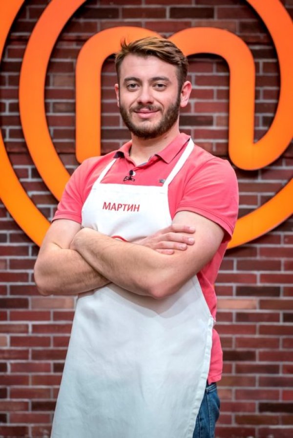 Мартин Методиев, 26 г., мениджър събития, София
&nbsp;
Докато е следвал в Ливърпул, не е имал възможност да ходи по ресторанти и му се е наложило да си готви сам. С времето се е запалил, прочел много кулинарни книги и последвал YouTube канали. &bdquo;Бях изненадан колко бързо се влюбих в готвенето. Самата идея да направиш някого щастлив с храната си е страхотно усещане.&ldquo;&nbsp;Приятелката му умира за паста и пица. &bdquo;Някой ден вероятно ще имам пещ, специално за класическа неаполитанска пица.&ldquo; Много е критичен към себе си и въпреки аплодисментите, винаги се опитва да усъвършенства рецептите си.
Работи като мениджър събития в голяма компания. Мечтата му е да пътува по света, да опитва различни храни и да ги показва в YouTube. Според него MasterChef е ключът към осъществяването й. Снимка: bTV