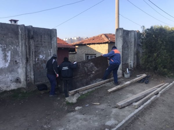 Всички входове и изходи от север, от страната на бул. "Ал. Батенберг" на ромската махала в Казанлък, са затворени. Причината е да се ограничи движението на хората от квартала. Снимка: БГНЕС