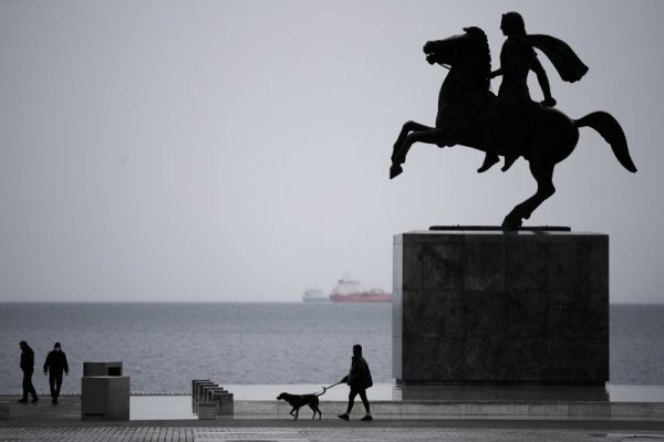 Жена разхожда кучето си в Солун. Снимка: БГНЕС