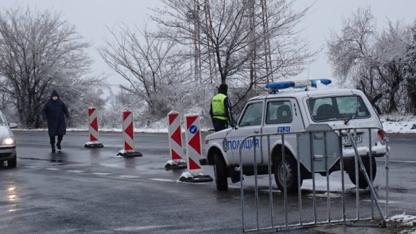 В третия ден от блокадата на Благоевград мерките срещу безцелното пътуване се прилагат строго. На КПП &quot;Антените&quot; влизащите и излизащите от града се пропускат само срещу документ от работодател или лична карта за адрес. Снимка: БГНЕС