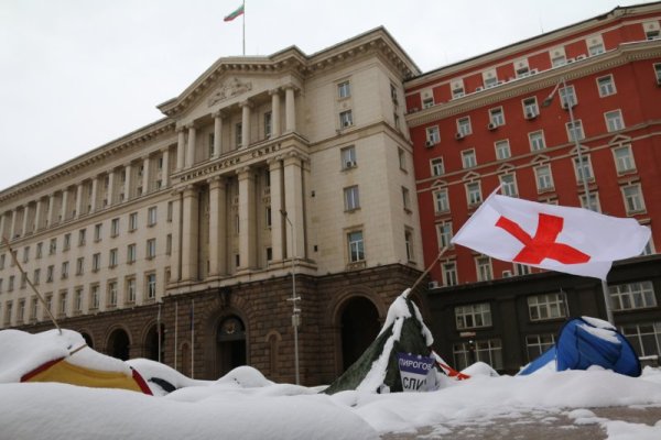 Лошото време и обилните снеговалежи повалиха палатките на протестиращите медицински сестри от &quot;Системата ни убива&quot;. Палатките остават там под снега. Снимка: БГНЕС