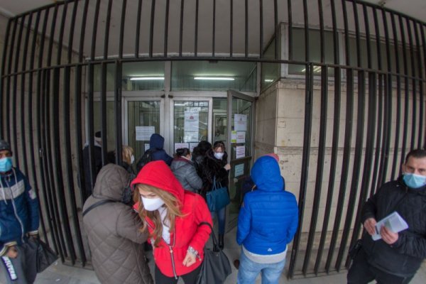 Националният осигурителен институт (НОИ) открива временна гореща телефонна линия за въпроси, свързани с отпускането и изплащането на обезщетения за безработица. Въпреки това пред офисът на НОИ в столицата се извиха опашки.Снимка: Димитър Кьосемарлиев, Dnes.bg