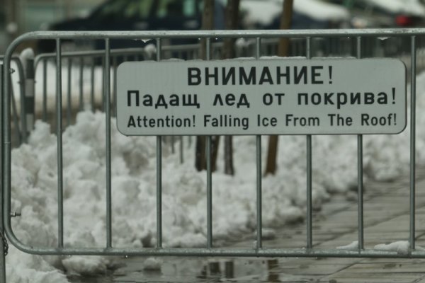 След обилните снеговалежи над София има опастност от падащ сняг и ледени висулки от покривите на сградите. Част от собствениците почистват високите части и опасните висулки. Снимка: БГНЕС 
&nbsp;