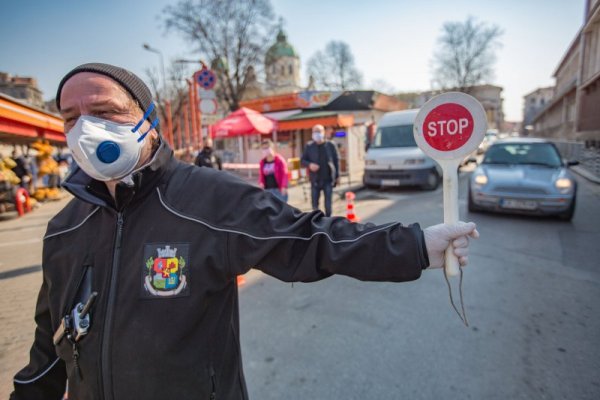 За разлика от събота, когато хората се тълпяха на Женския пазар, днес положението е съвсем различно. Директорът на дирекция &quot;Аварийна помощ и превенция&quot; към Столичната община предупреждаваше хората с мегафон в ръка да спазват дистанция от два метра помежду си. Снимка: Димитър Кьосемарлиев, Dnes.bg