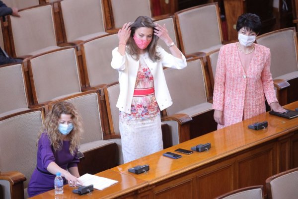 Парламентът се събра за извънредно заседание, като депутатите приеха окончателно промени в Закона за здравето, които ще важат след края на извънредното положение, което приключва днес. Снимка: Димитър Кьосемарлиев, Dnes.bg