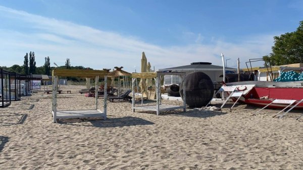 Водата в последните дни е все по-топла, но все още плажуващите са сравнително малко. Снимка: БГНЕС