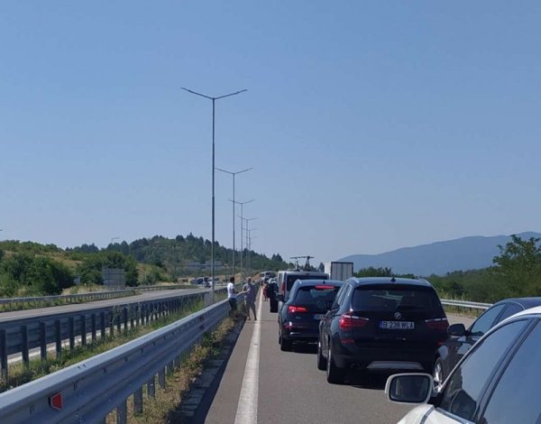 Няколко километра е дълга опашката от чакащи автомобили на граничния пункт &quot;Кулата-Промахон&quot;. Само за два часа трафикът за Гърция се е увеличил няколко пъти, съобщават от Гранична полиция. Причината за изключително натовареното движение е затварянето на три от граничните пунктове за преминаване на туристи. Снимка: Dnes.bg