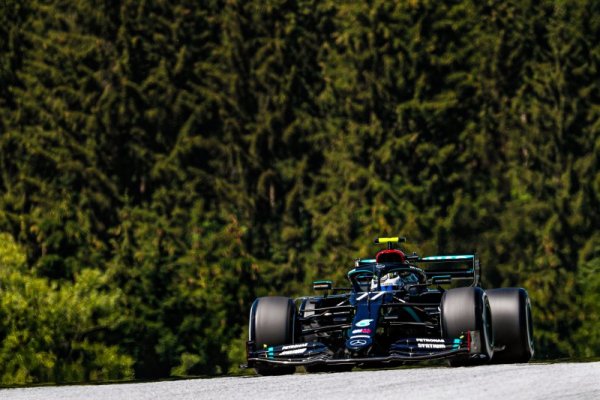 Финланският пилот на Мерцедес Валтери Ботас пилотира своя болид по време на свободната тренировка преди неделния старт от новия сезон във Формула 1. Снимка: БГНЕС