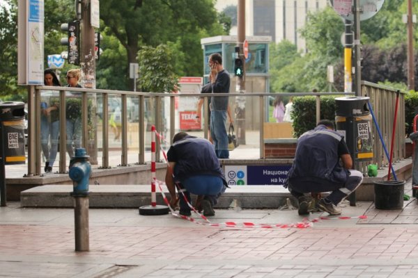 На входовете на няколко метростанции, включително и централни като НДК и България, се изграждат допълнителни стъпала, които Столична общината планира да използва като диги срещу наводненията на метрото. Снимка: БГНЕС