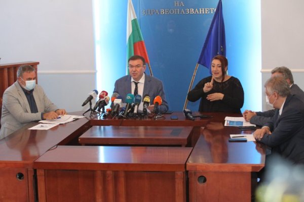 В Министерство на здравеопазването се проведе брифинг на Националния оперативен щаб за борба с коронавируса. В брифинга участваха министърът на здравеопазването Костадин Ангелов, главният държавен здравен инспектор доц. д-р Ангел Кунчев, директорът на Пирогов проф. д-р Асен Балтов и директорът на столичната РЗИ д-р Данчо Пенчев. Снимка: Димитър Кьосемарлиев, Dnes.bg