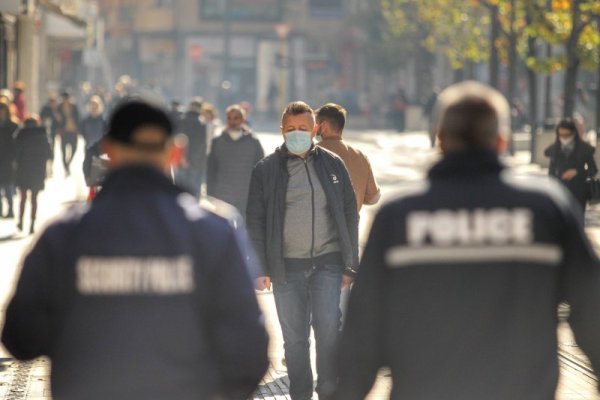 При струпване на хора и невъзможност за спазване на физическа дистанция от 1,5 м., всеки трябва да носи маска или друго средство, покриващо носа и устата - кърпа, шал, шлем и др. Снимка: Димитър Кьосемарлиев, Dnes.bg