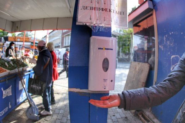 Новите мерки предвиждат задължително еднопосочно движение и дистанция от 1,5 м. Задължително е всички продавачи освен с маски, да са и с ръкавици. Снимка: Димитър Кьосемарлиев, Dnes.bg