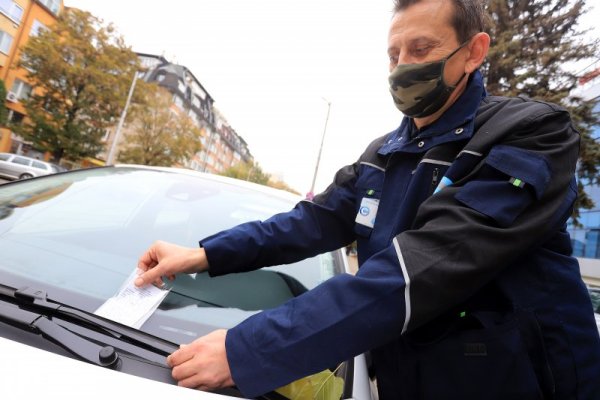 На бул."Черни връх" и "Русалийски проход" се извършва проверка на Столична община и ЦГМ на автомобили, паркирали неправилно. Снимка: БГНЕС
&nbsp;