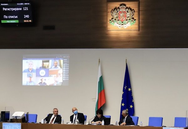 С кворум от 129 народни представители започна днешното заседание на парламента. За втори пореден ден карантинирани и заразени с COVID-19 депутати от управляващото мнозинство се включиха чрез видео-връзка от вкъщи и дори от болничното си легло. Снимка: БГНЕС