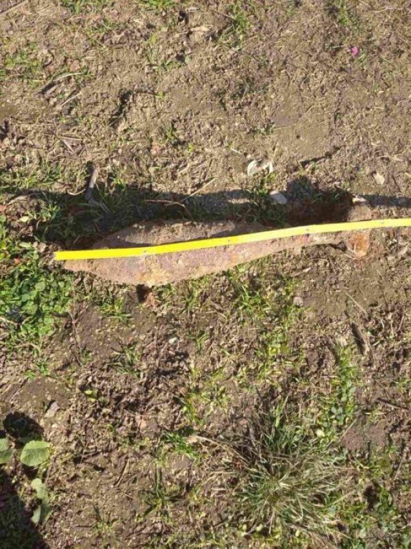 Специализиран екип от военно формирование 44200 &ndash; Стара Загора от 2-ра механизирана бригада разузна и унищожи 120-мм мина със стабилизатор и взривател. Силно корозиралият боеприпас е бил открит при изкопни дейности в частен имот в село Хаджи Димитрово, община Казанлък. Снимка: БГНЕС/МО