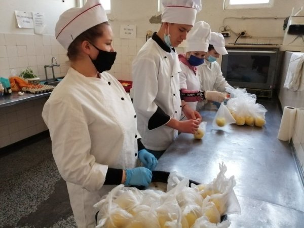 Ученици се впуснаха в помощ на медиците. Те готвят топъл обяд за персонала на болницата в Смолян, които са на първа линия. От днес ежедневно 45 порции топъл обяд ще пристигат в болницата в града. Те са за лекарите, сестрите и персонала, обслужващ болните от Covid -19. Приготвят ги учениците от СПГТС, които приемат радушно идеята на областния управител Недялко Славов. Снимка: БГНЕС