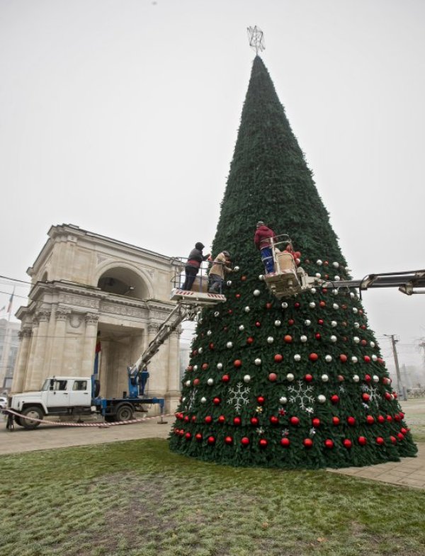Работници украсяват коледното дръвче в столицата на Молдова Кишинев. Снимка: БГНЕС