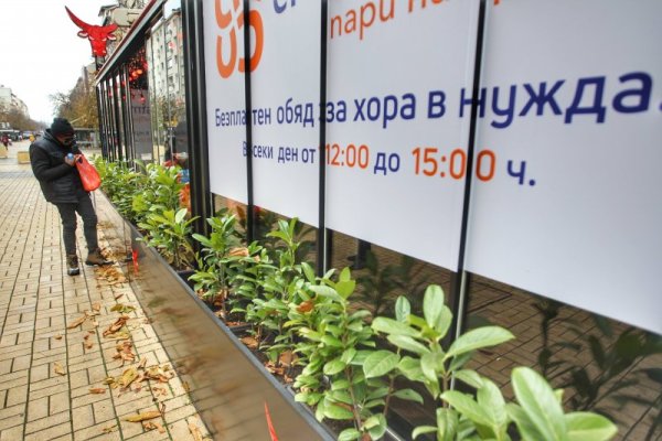 Нуждаещите се от топъл обяд ще могат да получат приготвена на момента вкусна храна безплатно и при спазване на всички противоепидемични мерки - от 7-и декември без почивен ден, между 12:00 и 15:00 ч., от ресторант на бул. Витоша 24 в София. Снимка: Димитър Кьосемарлиев, Dnes.bg