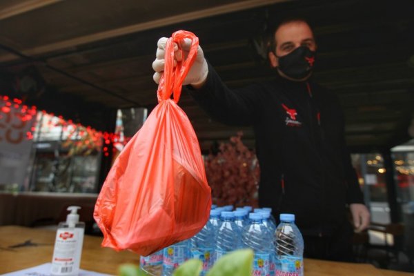Инициативата &quot;Топъл обяд навреме&quot; стартира от днес. Кампанията на голяма фирма, която оперира в страната, е насочена към хората в нужда и пострадалите от пандемията от COVID-19. Снимка: Димитър Кьосемарлиев, Dnes.bg