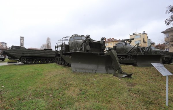 Националният военноисторически музей (НВИМ) инициира кампанията &bdquo;Нарисувай Коледа за героите в бяло&ldquo;, насочена към децата, които ще творят за воините на нашето време &ndash; медицинските работници. Идеята на кампанията е да увлече деца от всяка възраст със своя талант и енергия да нарисуват картина на коледна тема и с нея да зарадва медиците, които няма да са със своите близки на празника. Снимка: БГНЕС