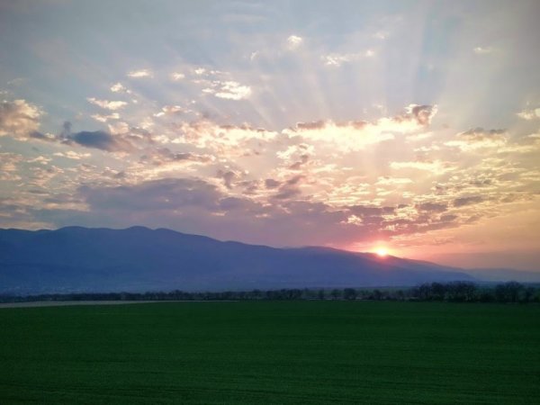 Красив залез над Родопите. Снимка: Павел Гълъбов, Dnes.bg