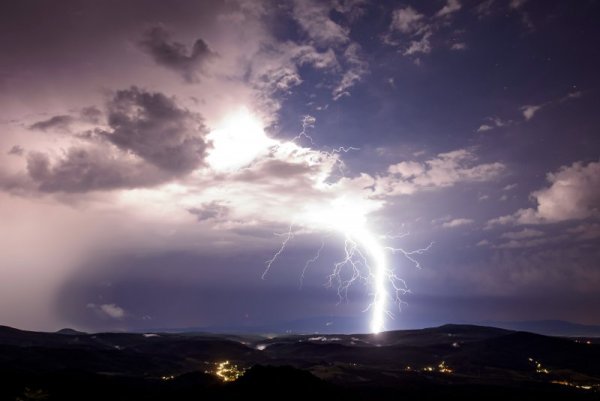 Светкавица раздира небето след лятна буря в Унгария. Снимка: БГНЕС