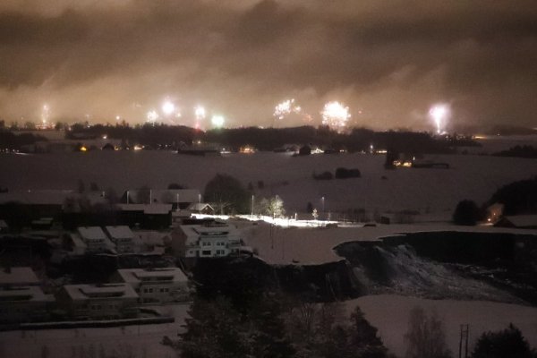 Фойерверки на фона на свлачище в Норвегия. Снимка: БГНЕС