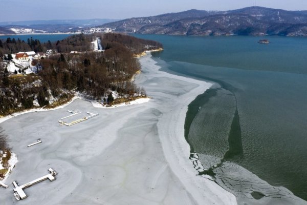 Красива пролетна картина от езеро в Полша. Снимка: БГНЕС