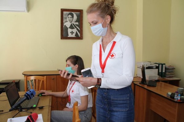 В Пловдив разкриха Контактен център в подкрепа на населението срещу последиците от пандемията. Това е поредната технологична стъпка на БЧК в посока подпомагането на хората за справяне със стреса от COVID-19. Снимка: БГНЕС