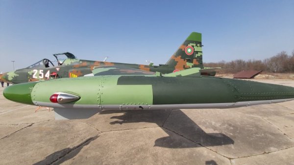 Министърът на отбраната Красимир Каракачанов инспектира ремонтираните и възстановени самолети СУ-25 в авиобаза &quot;Безмер&quot;. На събитието присъстват заместник-министърът на отбраната Анатолий Величков и заместник-началникът на отбраната генерал-лейтенант Цанко Стойков. Осем щурмови самолета СУ-25 преминаха основен ремонт. Снимка: БГНЕС