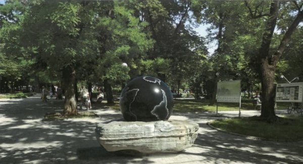 Атрактивно въртящо се Земно кълбо ще бъде поставено в центъра на Стара Загора под формата на 25-тонен фонтан от масивен гранит. Монументът ще бъде съставен от две части. Едната е гранитна сфера с диаметър 150 см, която ще бъде монтирана върху основа от естествена гранитна скала. Земното кълбо ще се върти посредством водна възглавница и ще бъде една от атракциите, които допълват новата визия на града. Фонтанът ще бъде разположен в парк "Пети октомври" в близост до пешеходната зона и площада пред сградата на Община Стара Загора. Снимка: Община Стара Загора