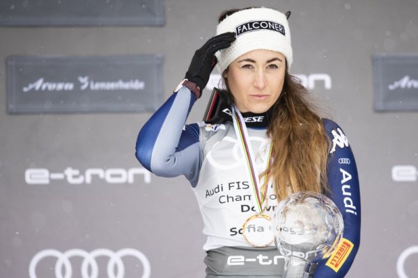 Италианската скиорка София Годжа позира с малкия глобус в дисциплината спускане, след като последните стартове за сезона в Ленцерхайде бяха отменени заради силен снеговалеж. Годжа триумфира при жените, макар че не е участвала в състезание от януари заради контузия. Снимка: БГНЕС
&nbsp;