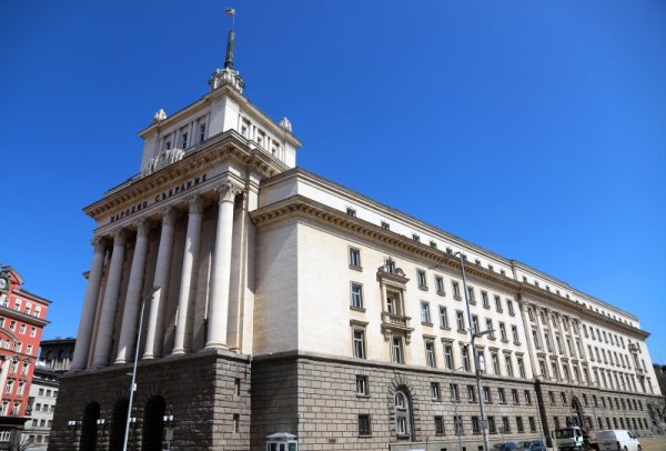 Сградата на парламента броени дни преди изборите за 45-тото Народно събрание. Снимка: БГНЕС