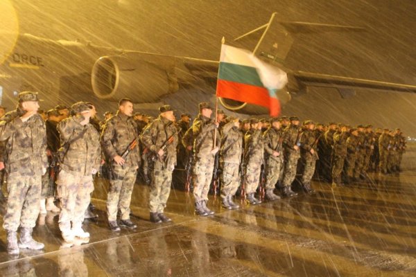 Началникът на отбраната адмирал Емил Ефтимов посрещна военнослужещите от 41-ия контингент на родна земя. Контингентът се завърна от участие в мисията на НАТО в Афганистан на 4 април късно вечерта на летище &quot;София&quot;. Снимка: БГНЕС/МО