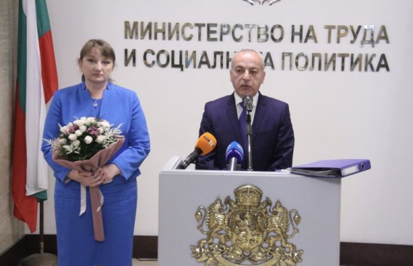 Оставям министерството в добро състояние. Това каза досегашният министър на труда и социалната политика Деница Сачева. Тя предаде папка с документи на Гълъб Донев &ndash; новият служебен министър. Снимка: БГНЕС