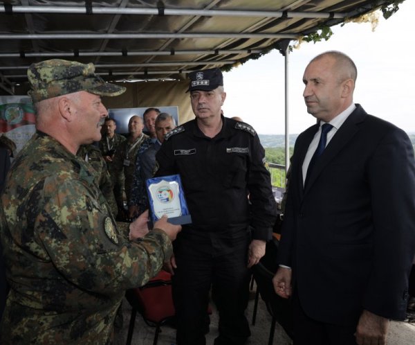 Държавният глава Румен Радев наблюдава демонстрирането на способности на Националното тактическо учение с бойни стрелби с международно участие &bdquo;Strike Back 21&ldquo;. Събитието се проведе на полевия учебен полигон &quot;Корен&quot; край Хасково. Снимка: Президентство