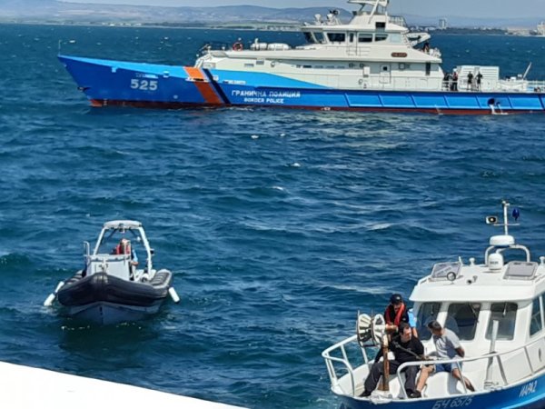 Главна дирекция &quot;Гранична полиция&quot; е домакин на международно морско учение под егидата на Frontex. Практическите действия са част от двудневен семинар в Бургас, вчера беше теоритичната му част. В учението участват кораби и хеликоптер от Главна дирекция &bdquo;Гранична полиция&ldquo;, гранично-полицейски кораб от Румъния, технически средства от Агенцията по рибарство и аквакултури и Изпълнителната агенция &quot;Морска администрация&quot;. Снимка: Гранична полиция