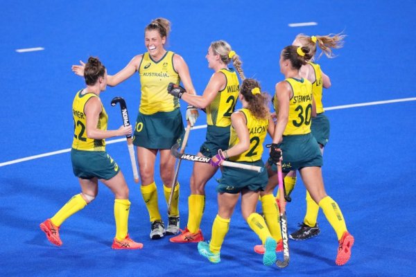 Момичетата на Австралия празнуват гол във вратата на Япония по време на олимпийския турнир по хокей на трева в Токио. Снимка: БГНЕС
&nbsp;