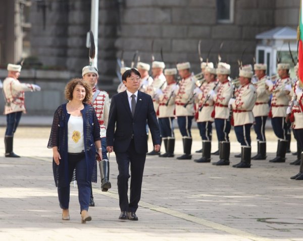 Новоназначеният извънреден и пълномощен посланик на Южна Корея Н. Пр. г-н Ли Хо-шик връчи акредитивните си писма на президента Румен Радев. Снимка: БГНЕС