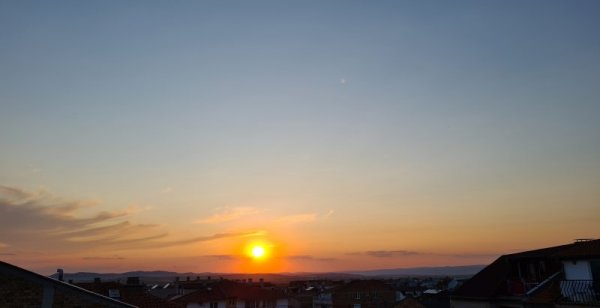 Слънцето изгрява над България във втория ден от август. В 9 области на Северна и Южна България е обявен червен код за опасно високи температури. Снимка: БГНЕС
&nbsp;