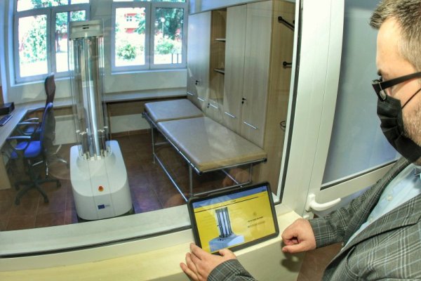 СБАЛ по паразитни и инфекциозни болести получи първия робот за автономна дезинфекция в болница в столицата. Техниката е доставена по линия на общата поръчка на Европейската комисия за различни болници в Европейския съюз. Снимка: Димитър Кьосемарлиев, Dnes.bg
&nbsp;